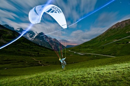Light painting paragliding